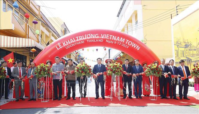 Chủ tịch Quốc hội Vương Đình Huệ khai trương Phố Việt Nam tại Thái Lan - Ảnh 1.