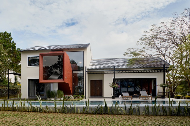 Ngắm trọn biệt thự của Adrian Anh Tuấn - Sơn Đoàn ở Đà Lạt: Tọa lạc trên mảnh đất 6 hecta, thiết kế chuẩn khu nghỉ dưỡng trong mơ - Ảnh 4.