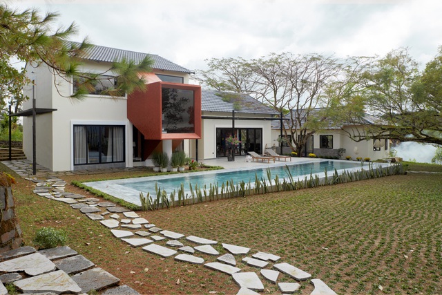 Ngắm trọn biệt thự của Adrian Anh Tuấn - Sơn Đoàn ở Đà Lạt: Tọa lạc trên mảnh đất 6 hecta, thiết kế chuẩn khu nghỉ dưỡng trong mơ - Ảnh 5.