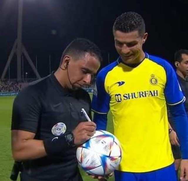 Ronaldo có hành động đẹp tri ân trọng tài sau khi ghi 4 bàn - Ảnh 1. Ronaldo có hành động đẹp tri ân trọng tài sau khi ghi 4 bàn - Ảnh 1.
