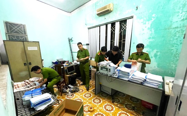Khám xét khẩn cấp 2 trung tâm đăng kiểm xe cơ giới tại Đà Nẵng - Ảnh 2.