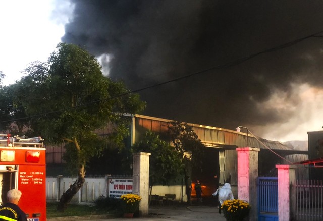 Cháy nhà máy bao bì ở Quảng Ngãi, thiệt hại khoảng 7 tỉ đồng - Ảnh 1.
