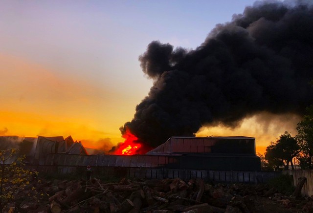 Cháy nhà máy bao bì ở Quảng Ngãi, thiệt hại khoảng 7 tỉ đồng - Ảnh 2.