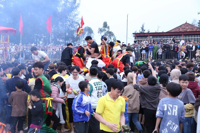 Độc đáo màn tung kiệu tại lễ hội ngôi đền thiêng nhất xứ Nghệ - Ảnh 10.