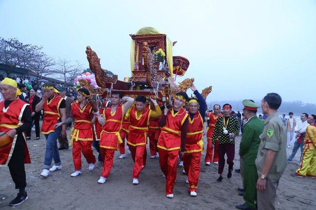 Độc đáo màn tung kiệu tại lễ hội ngôi đền thiêng nhất xứ Nghệ - Ảnh 3.