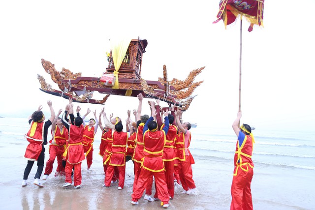 Độc đáo màn tung kiệu tại lễ hội ngôi đền thiêng nhất xứ Nghệ - Ảnh 6.
