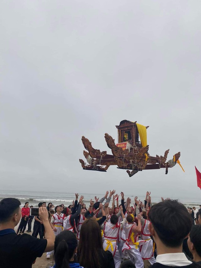 Độc đáo màn tung kiệu tại lễ hội ngôi đền thiêng nhất xứ Nghệ - Ảnh 7.