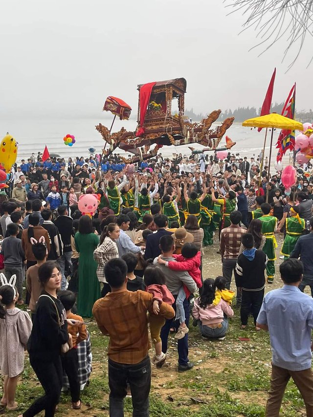 Độc đáo màn tung kiệu tại lễ hội ngôi đền thiêng nhất xứ Nghệ - Ảnh 9.