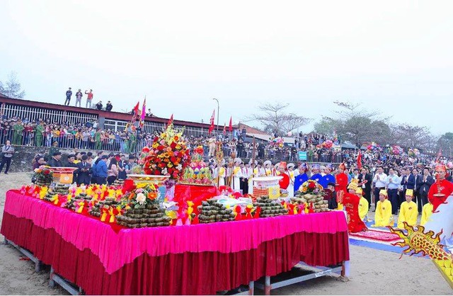 Độc đáo màn tung kiệu tại lễ hội ngôi đền thiêng nhất xứ Nghệ - Ảnh 2.