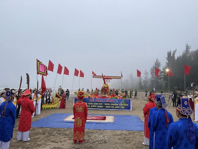 Độc đáo màn tung kiệu tại lễ hội ngôi đền thiêng nhất xứ Nghệ - Ảnh 1.