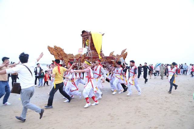 Độc đáo màn tung kiệu tại lễ hội ngôi đền thiêng nhất xứ Nghệ - Ảnh 4.