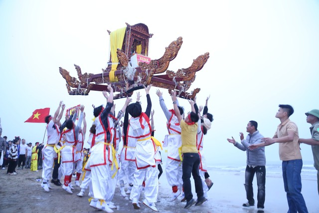 Độc đáo màn tung kiệu tại lễ hội ngôi đền thiêng nhất xứ Nghệ - Ảnh 5.