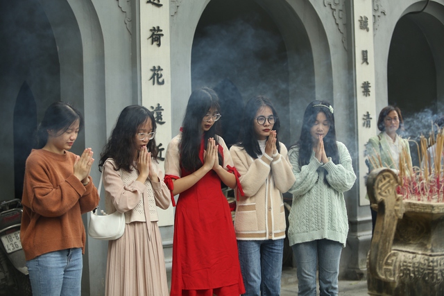 Ngôi chùa nổi tiếng cầu duyên ở Hà Nội đông đảo bạn trẻ đến trước ngày Valentine - Ảnh 8.