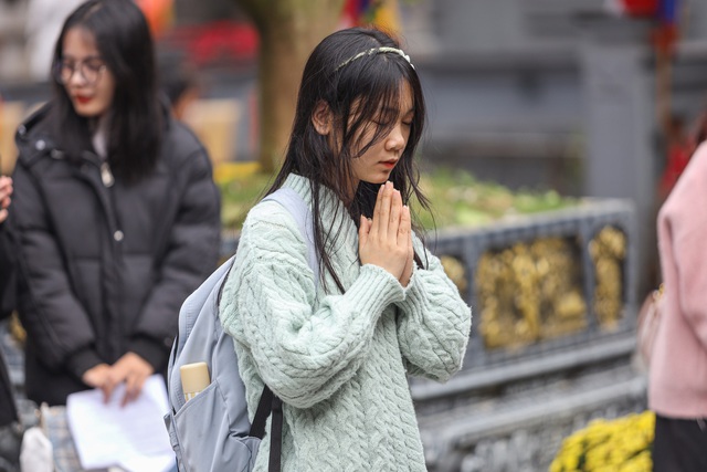 Ngôi chùa nổi tiếng cầu duyên ở Hà Nội đông đảo bạn trẻ đến trước ngày Valentine - Ảnh 7.