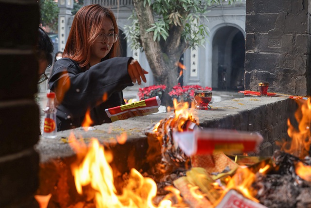 Ngôi chùa nổi tiếng cầu duyên ở Hà Nội đông đảo bạn trẻ đến trước ngày Valentine - Ảnh 12.