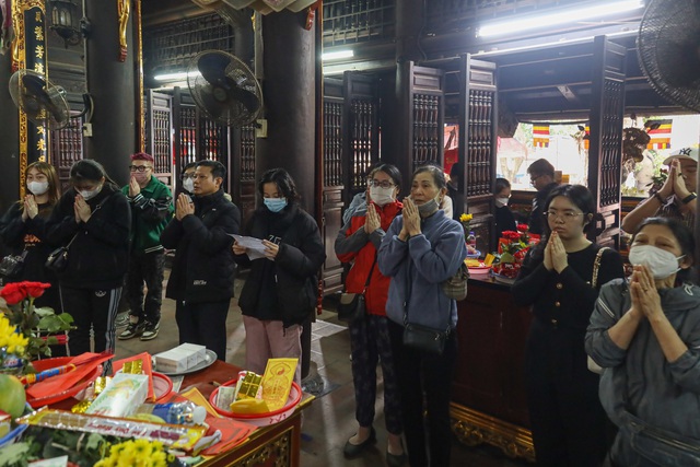 Ngôi chùa nổi tiếng cầu duyên ở Hà Nội đông đảo bạn trẻ đến trước ngày Valentine - Ảnh 9.