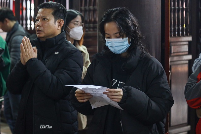 Ngôi chùa nổi tiếng cầu duyên ở Hà Nội đông đảo bạn trẻ đến trước ngày Valentine - Ảnh 10.