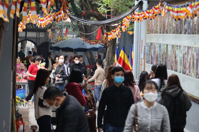 Ngôi chùa nổi tiếng cầu duyên ở Hà Nội đông đảo bạn trẻ đến trước ngày Valentine - Ảnh 1.