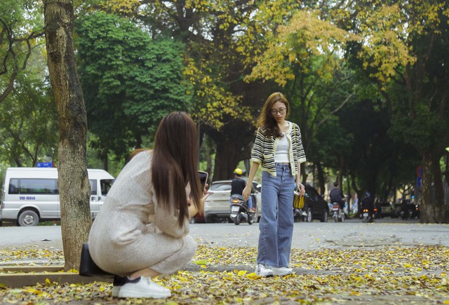  Giới trẻ mê mẩn check-in con đường lá vàng đẹp như cảnh thu Hàn Quốc ở Hà Nội  - Ảnh 5.
