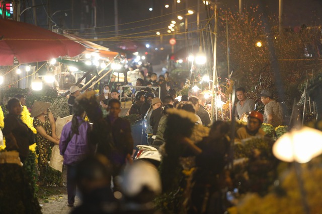 Chợ hoa Quảng An tấp nập khách mua hàng trước thềm lễ tình nhân 14/2 - Ảnh 2.