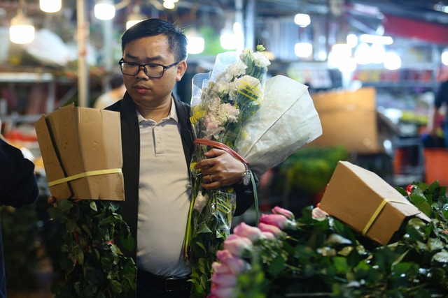 Chợ hoa Quảng An tấp nập khách mua hàng trước thềm lễ tình nhân 14/2 - Ảnh 7.
