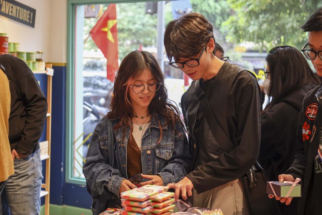 Giới trẻ Hà Nội chen chân, xếp hàng mua socola trong ngày lễ Valentine - Ảnh 8.