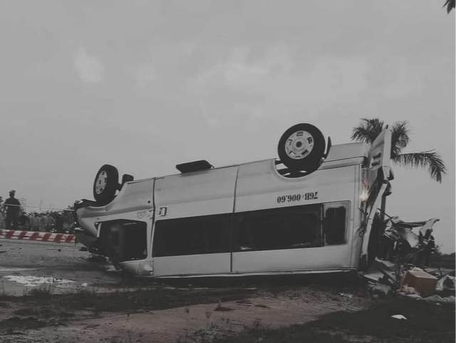 Tai nạn thảm khốc giữa ô tô khách và xe container, 8 người tử vong - Ảnh 1.
