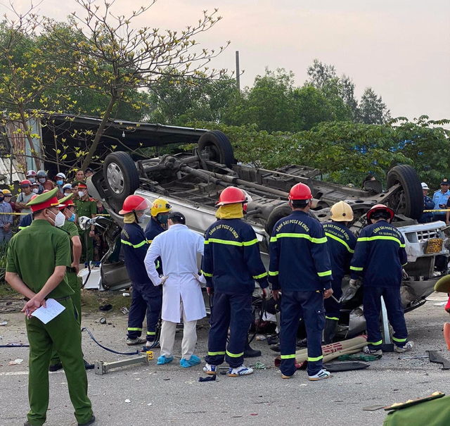 Tai nạn thảm khốc giữa ô tô khách và xe container, 8 người tử vong - Ảnh 3.