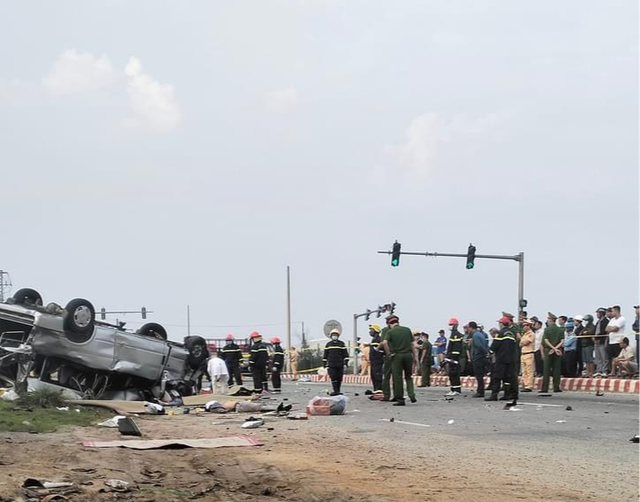 Tai nạn thảm khốc giữa ô tô khách và xe container, 8 người tử vong - Ảnh 4.