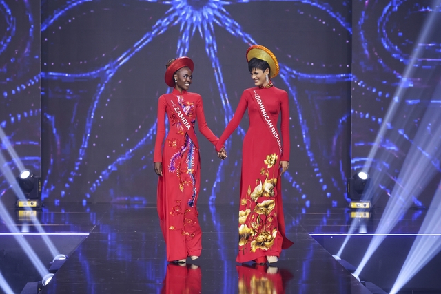 Bán kết Miss Charm sau sự cố hoãn chiếu: Thanh Thanh Huyền trình diễn tròn trịa, dàn thí sinh rực rỡ trong trang phục dân tộc - Ảnh 4.