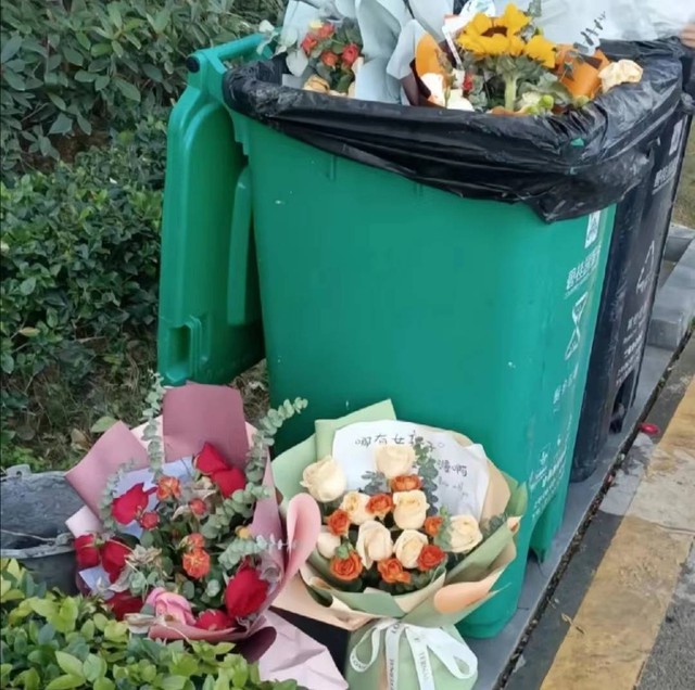 Tình hình thùng rác sau ngày Valentine năm nào cũng gây tranh cãi: Dân tình còn lập hội rủ nhau đi nhặt lại hoa và quà - Ảnh 1.