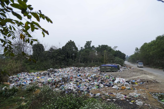 Người dân dựng lán, chặn xe vào bãi rác Xuân Sơn khiến hàng nghìn tấn rác ùn ứ - Ảnh 10.