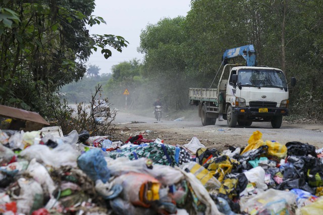 Người dân dựng lán, chặn xe vào bãi rác Xuân Sơn khiến hàng nghìn tấn rác ùn ứ - Ảnh 8.
