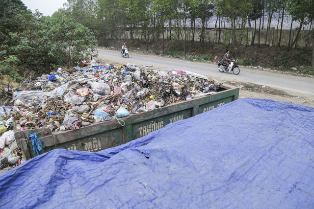Người dân dựng lán, chặn xe vào bãi rác Xuân Sơn khiến hàng nghìn tấn rác ùn ứ - Ảnh 11.