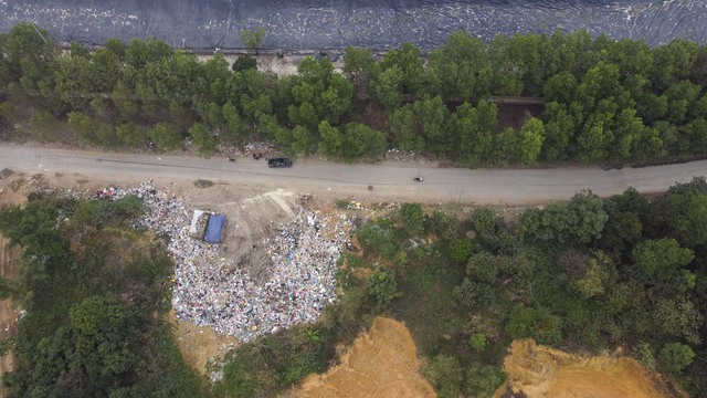 Người dân dựng lán, chặn xe vào bãi rác Xuân Sơn khiến hàng nghìn tấn rác ùn ứ - Ảnh 7.