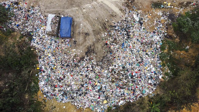Người dân dựng lán, chặn xe vào bãi rác Xuân Sơn khiến hàng nghìn tấn rác ùn ứ - Ảnh 9.