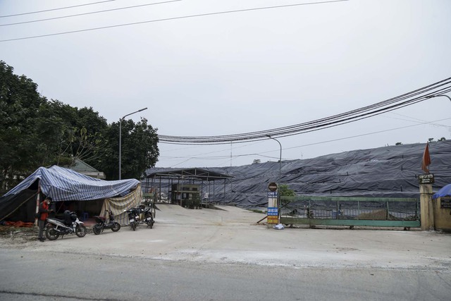 Người dân dựng lán, chặn xe vào bãi rác Xuân Sơn khiến hàng nghìn tấn rác ùn ứ - Ảnh 1.