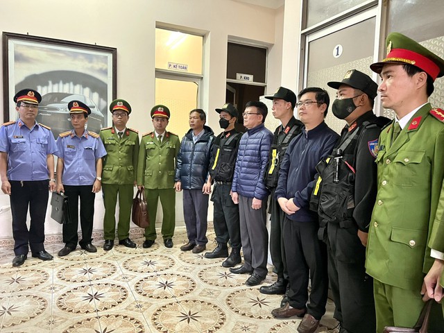 Bắt 3 thành viên Ban giám đốc Trung tâm đăng kiểm cơ giới tỉnh Thừa Thiên Huế - Ảnh 1.