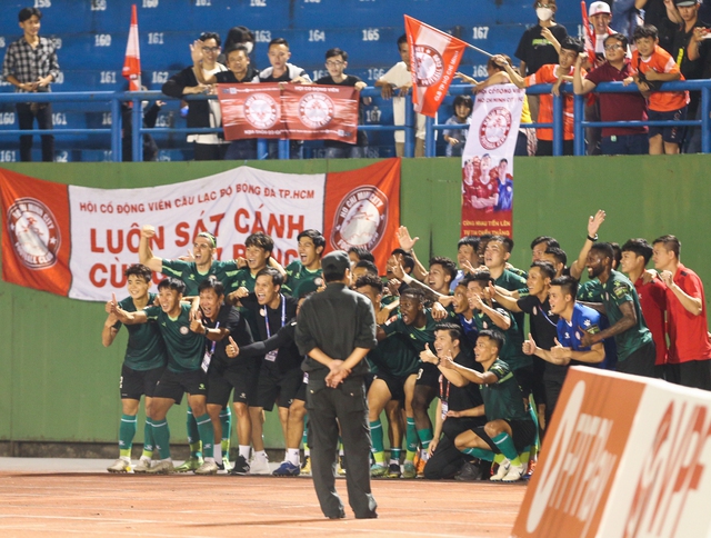 HLV Vũ Tiến Thành nhảy cẫng ăn mừng trong chiến thắng đầu tiên của CLB TP.HCM - Ảnh 6.