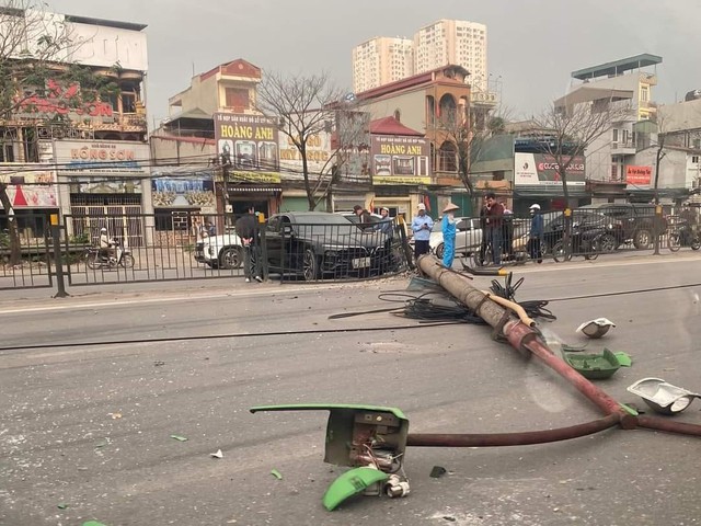 Hà Nội: Ô tô VinFast húc đổ cột đèn trên Quốc lộ 1A - Ảnh 1.