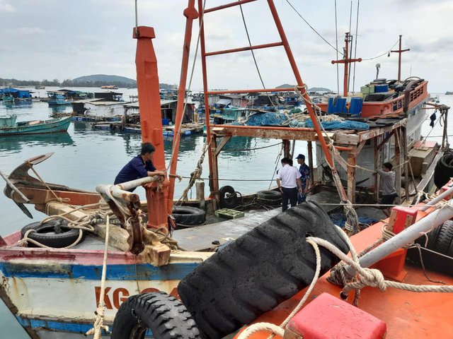 Cảnh sát biển Việt Nam liên tiếp bắt được tàu cá buôn lậu dầu DO  - Ảnh 1.