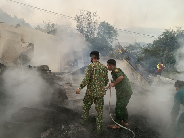8 ngôi nhà bị thiêu rụi lúc rạng sáng ở Quảng Nam - Ảnh 5.