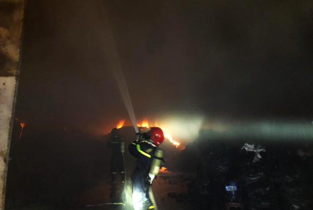 Cháy kho than củi 200 tấn, cảnh sát xuyên đêm dập lửa - Ảnh 1.