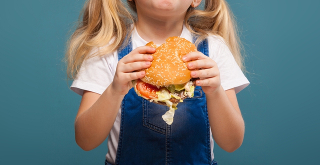 Cậu bé 9 tuổi ăn mãi không cao, bác sĩ chỉ ra nguyên nhân: Dùng thứ này chẳng trách hệ tiêu hóa bị hỏng  - Ảnh 1.