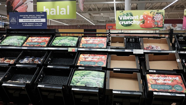 Nhiều siêu thị ở Anh thiếu hụt các mặt hàng rau củ - Ảnh 1.