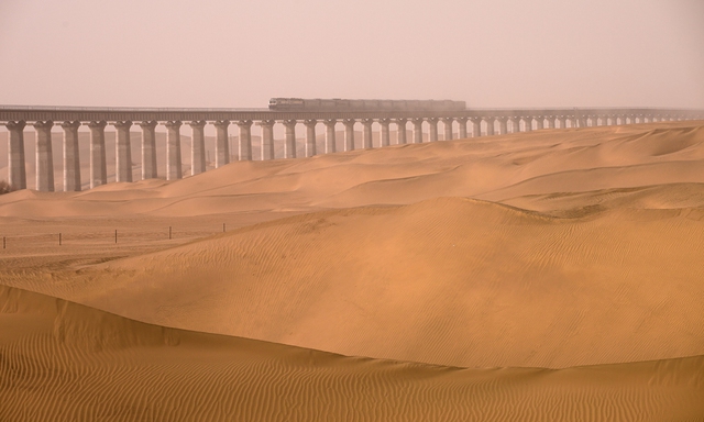 Tốn 2 tấn giấy lập bản thiết kế, chuyên gia xây đường sắt trên sa mạc ‘tử thần” ra sao? - Ảnh 2.