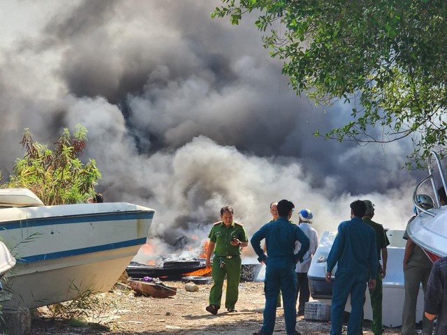 Bãi cano ven sông Sài Gòn bị cháy dữ dội, nhiều phương tiện bị thiêu rụi - Ảnh 1.