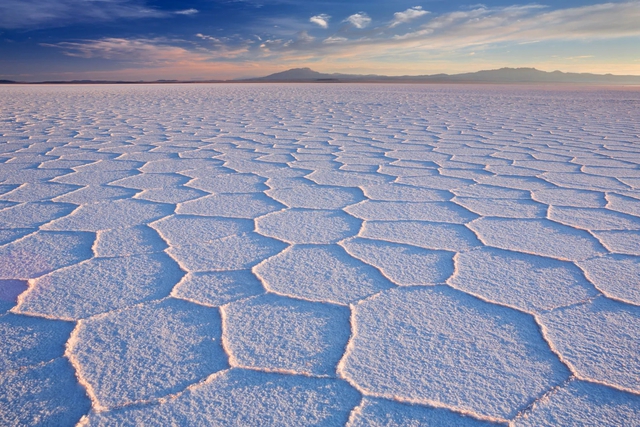 Vì sao sa mạc muối ở Thung lũng Chết lại có hình dạng “tổ ong”?  - Ảnh 1.