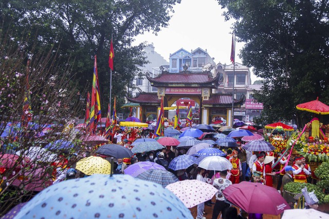 Hàng ngàn người dân &quot;đội mưa&quot; dự hội Lim 2023 - Ảnh 8.