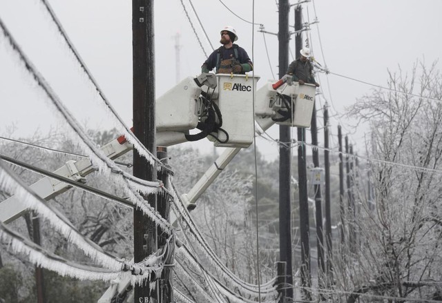 Người dân bang Texas, Mỹ hoang mang trong bão mùa đông gây mất điện quy mô lớn - Ảnh 1.